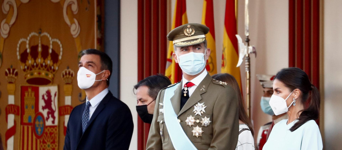 Pedro Sánchez junto a los reyes de España, en el desfile militar del 12 de octubre