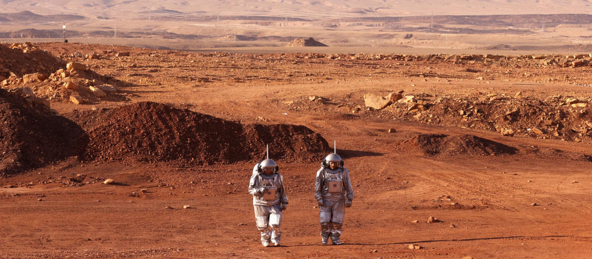 Dos de los astronautas que componen el equipo pasean por el cráter de Mitzpé Ramón, en Israel