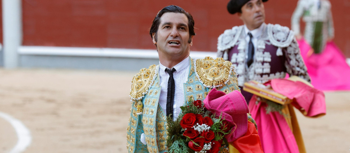 Morante pasea una oreja de su primer toro