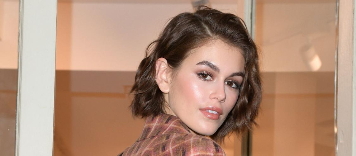 Kaia Gerber, luciendo la versión más corta del adorado 'flop'.