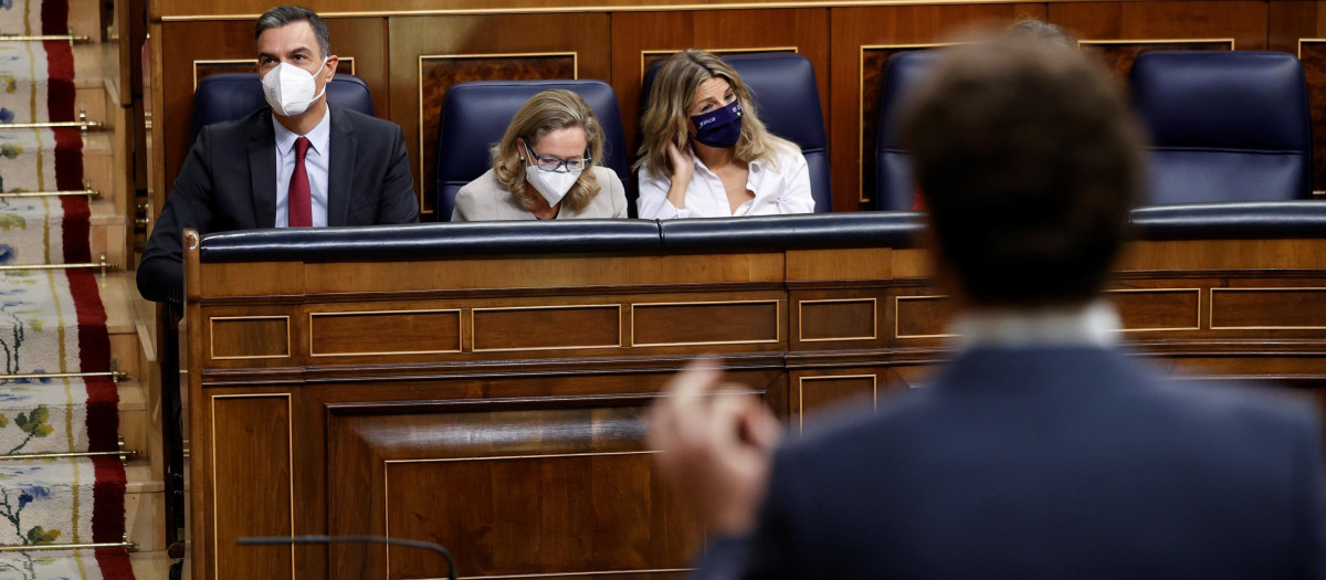Casado frente a Sánchez este miércoles en el Congreso.