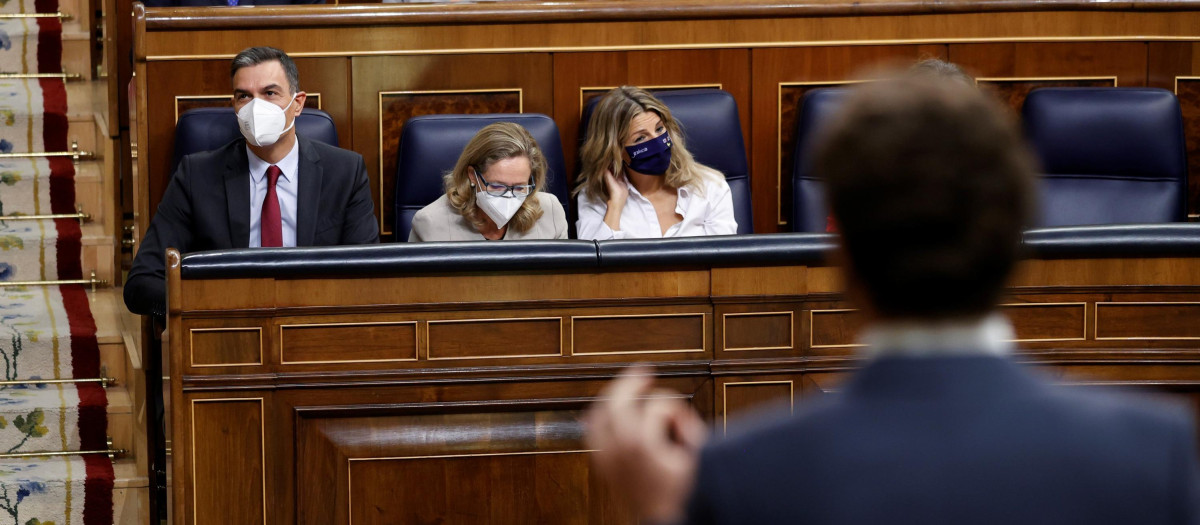 Casado frente a Sánchez este miércoles en el Congreso.