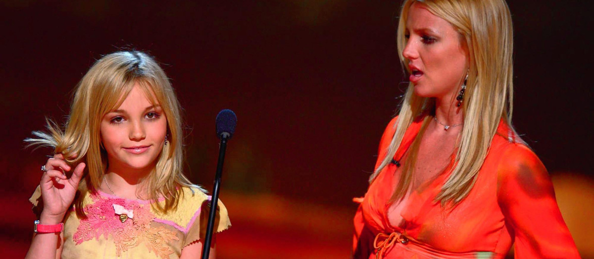 Singer Britney Spears, right, and her sister Jamie Lynn Spears joke as they present at the Teen Choice Awards 2002 in Los Angeles, Sunday, Aug. 4, 2002. (AP Photo/Lucy Nicholson) *** Local Caption *** CANTANTE BRITNEY SPEARS CON SU HERMANA JAMIE LYNN EN LOS PREMIOS TEEN CHOICE 2002