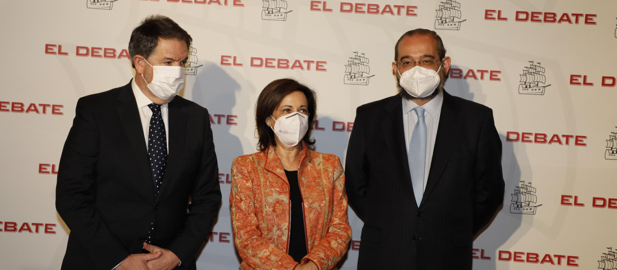 Bieito Rubido, Margarita Robles y Alfonso Bullón de Mendoza, en la puesta de largo de El Debate