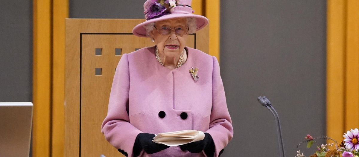 La reina Isabel II, durante la sesión inaugural del Parlamento galés