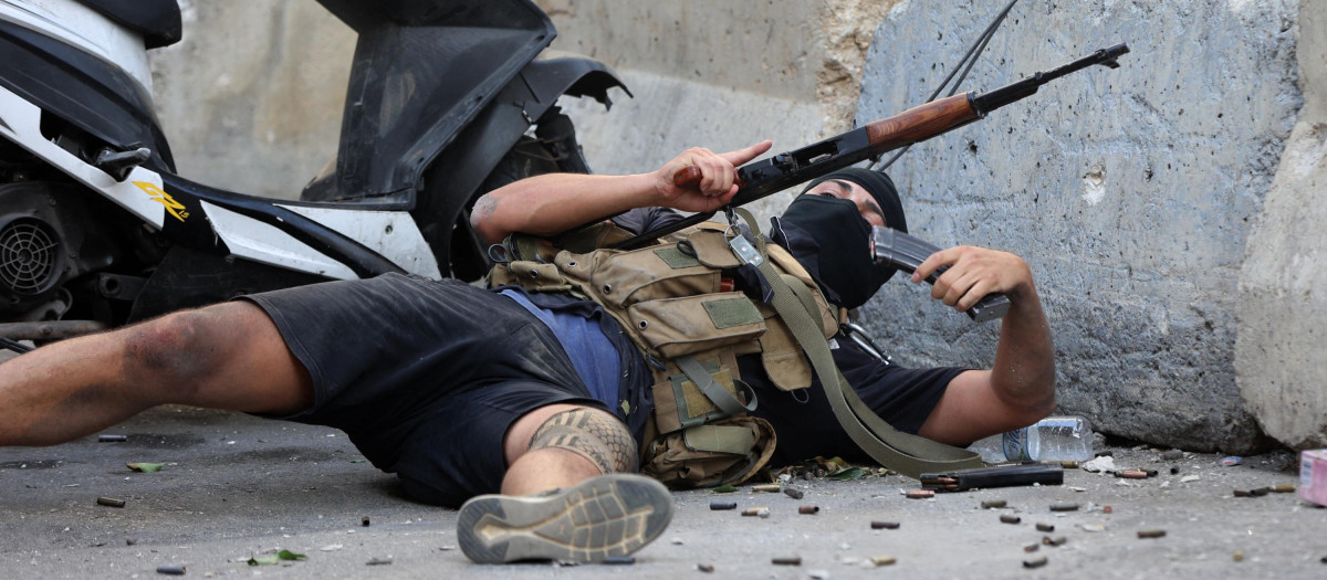 Terrorista de Hezbollah en las calles de Beirut, durante las manifestaciones