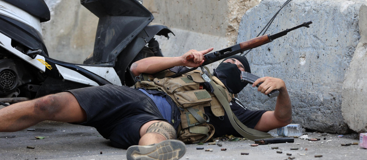 Terrorista de Hezbollah en las calles de Beirut, durante las manifestaciones