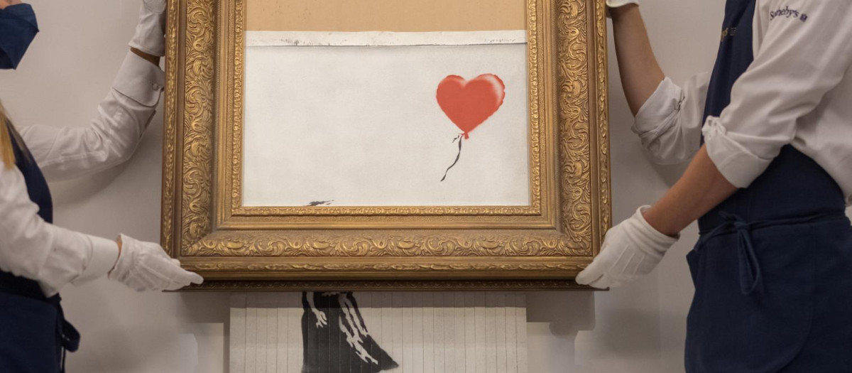 "Niña con globo", rebautizada como "El amor está en la papelera", una de las obras más famosas del artista británico Banksy.