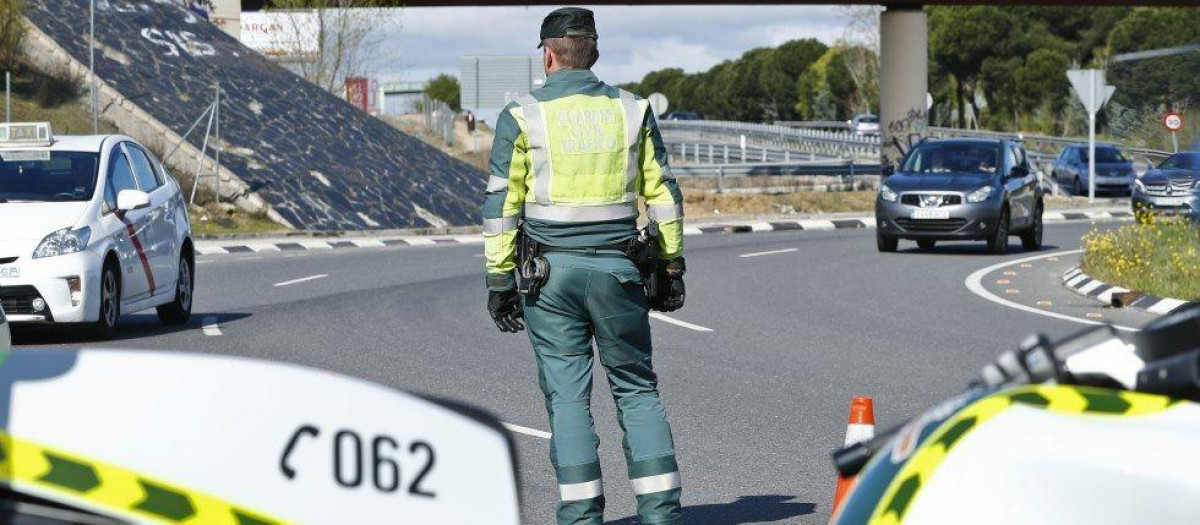 Un guardia civil de tráfico en sus funciones