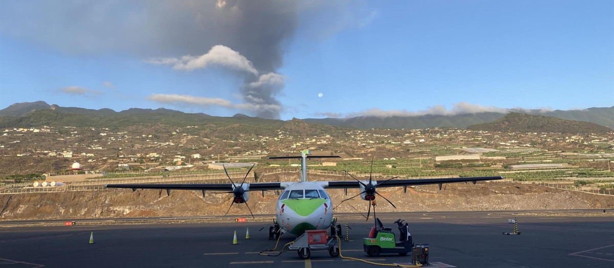 Nube de ceniza en el aeropuerto de La Palma