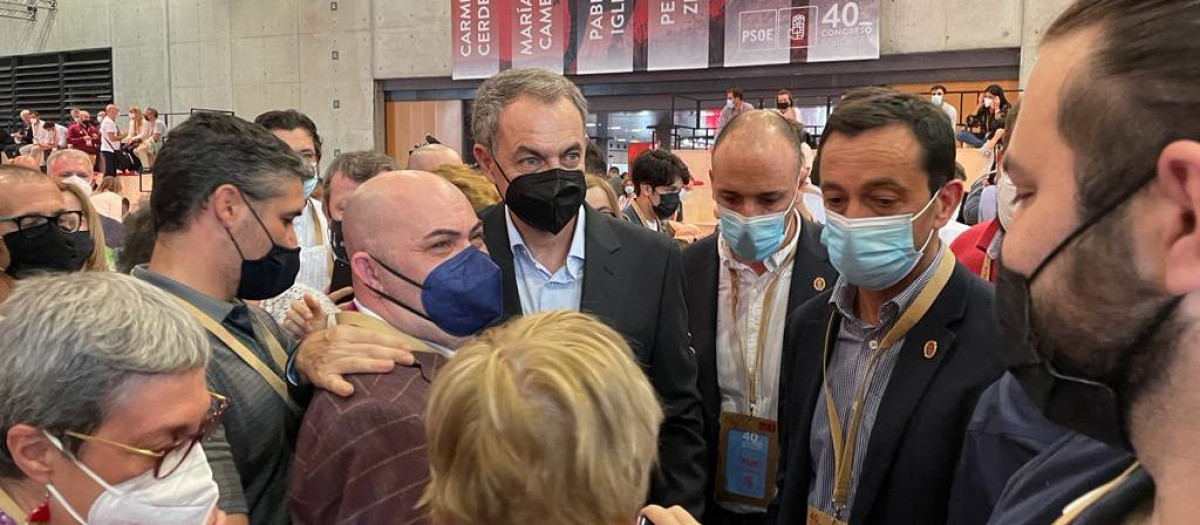 Zapatero fotografiándose con la militancia.