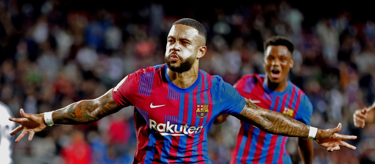 El jugador del Fútbol Club Barcelona Memphis Depay celebra su gol ante el Valencia