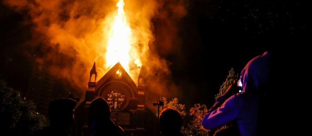 Un templo católico en llamas en las protestas de Chile del año pasado