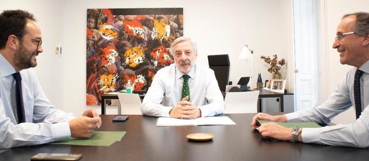 Blanco flanqueado por Hernando y Alonso.