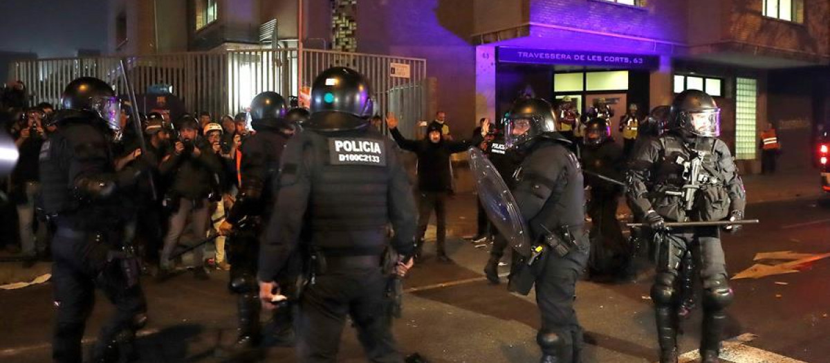 Intervención de los Mossos durante incidentes en los aledaños del Camp Nou