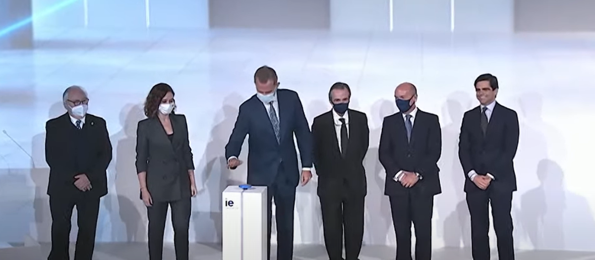 Felipe VI pulsa el botón que destapa