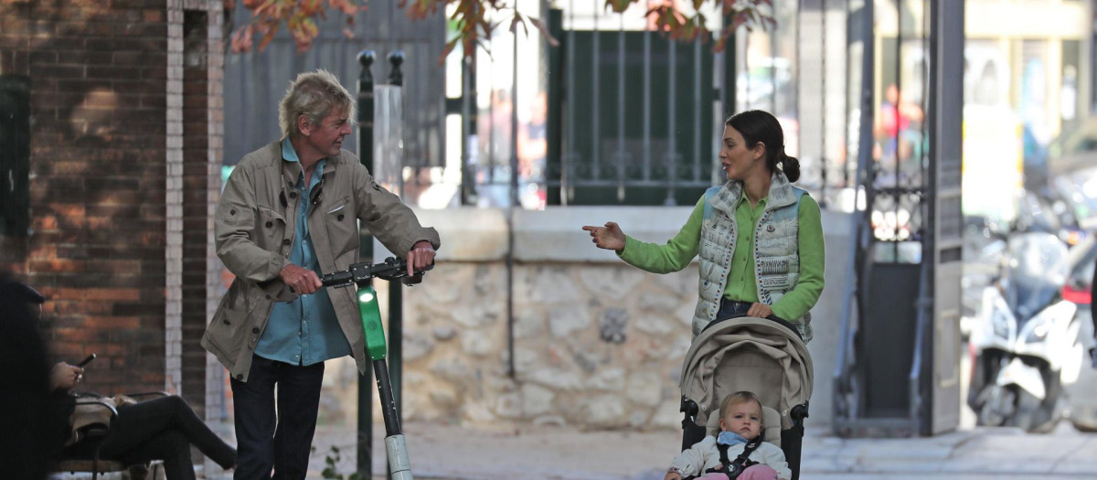 Ernesto de Hannover y Sassa de Osma de paseo por el Retiro de Madrid