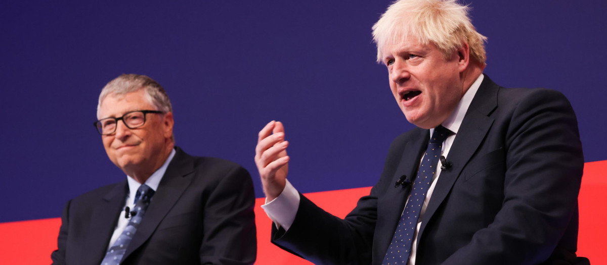 Boris Johnson junto a Bill Gates en la cumbre de inversión global