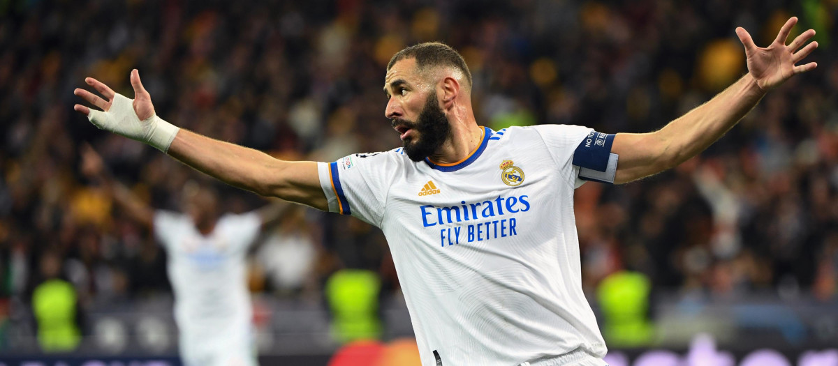 Karim Benzema celebra uno de los goles del Madrid