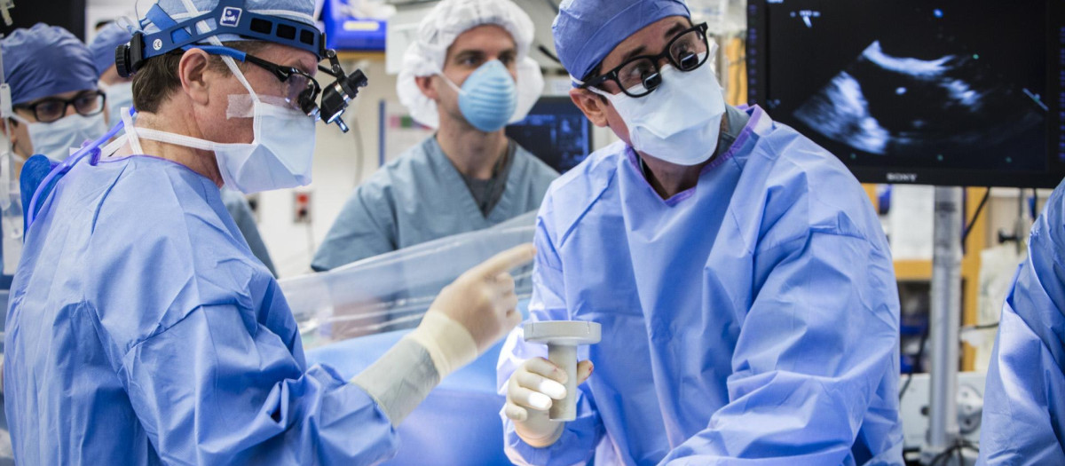 Un equipo médica realiza una operación quirúrgica en EE.UU.