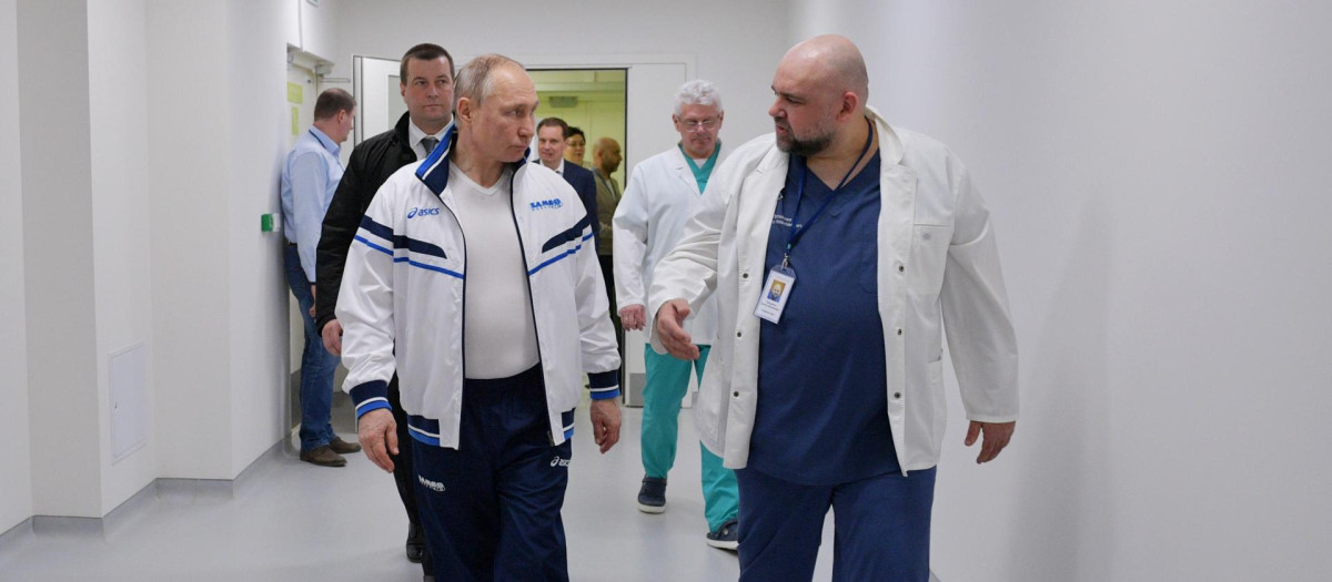 El presidente ruso, Vladímir Putin, visita un hospital en marzo de 2020