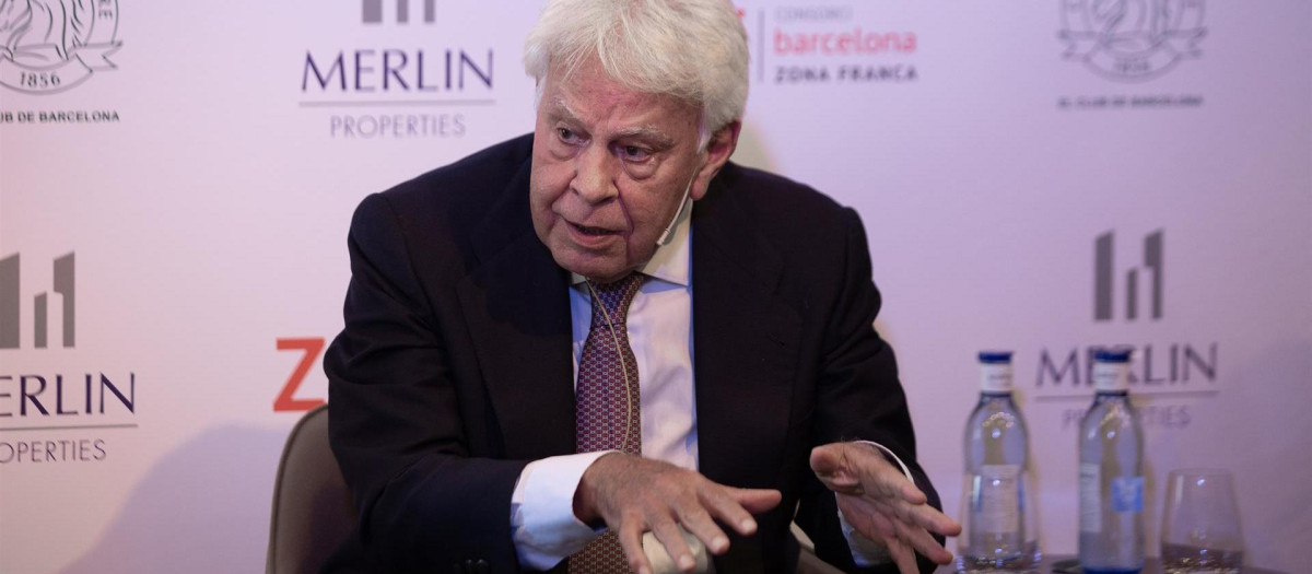 El expresidente del Gobierno Felipe González en un coloquio en el Círculo Ecuestre de Barcelona.