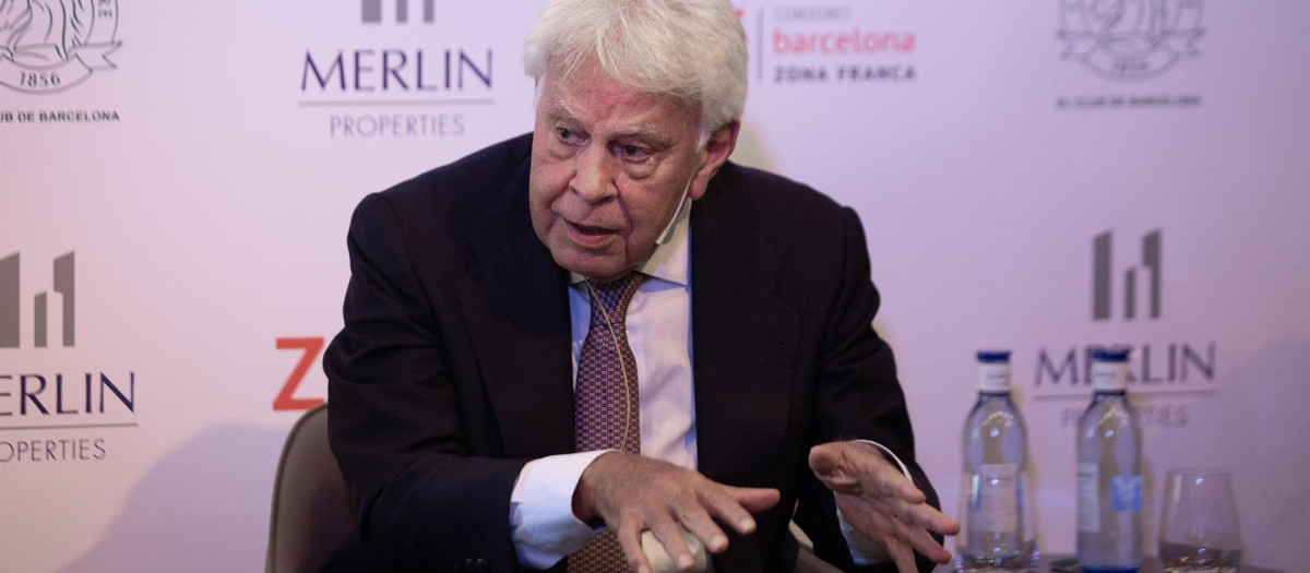 El expresidente del Gobierno Felipe González en un coloquio en el Círculo Ecuestre de Barcelona.