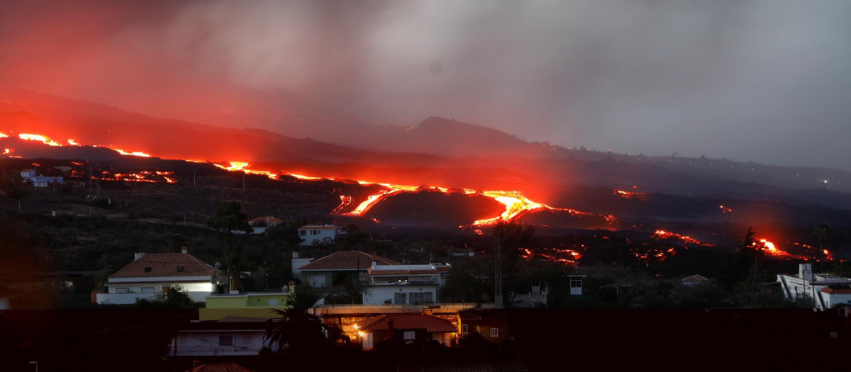 Lava del volcán Cumbre Vieja arrasa La Laguna