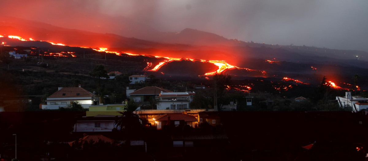 Lava del volcán Cumbre Vieja arrasa La Laguna