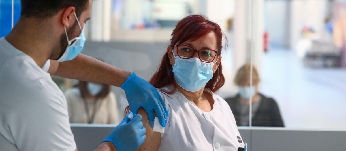 Mujer recibiendo la vacuna Pfizer-BioNTech