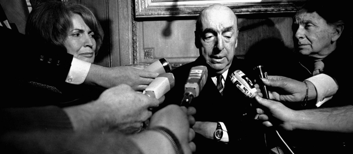 Pablo Neruda atiende a los periodistas tras la concesión del Nobel en 1971