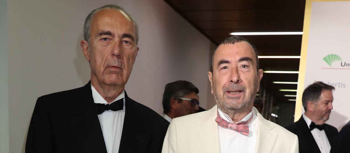 Luis Alberto de Cuenca junto a José Luis Garci en los premios Mariano de Cavia 2019