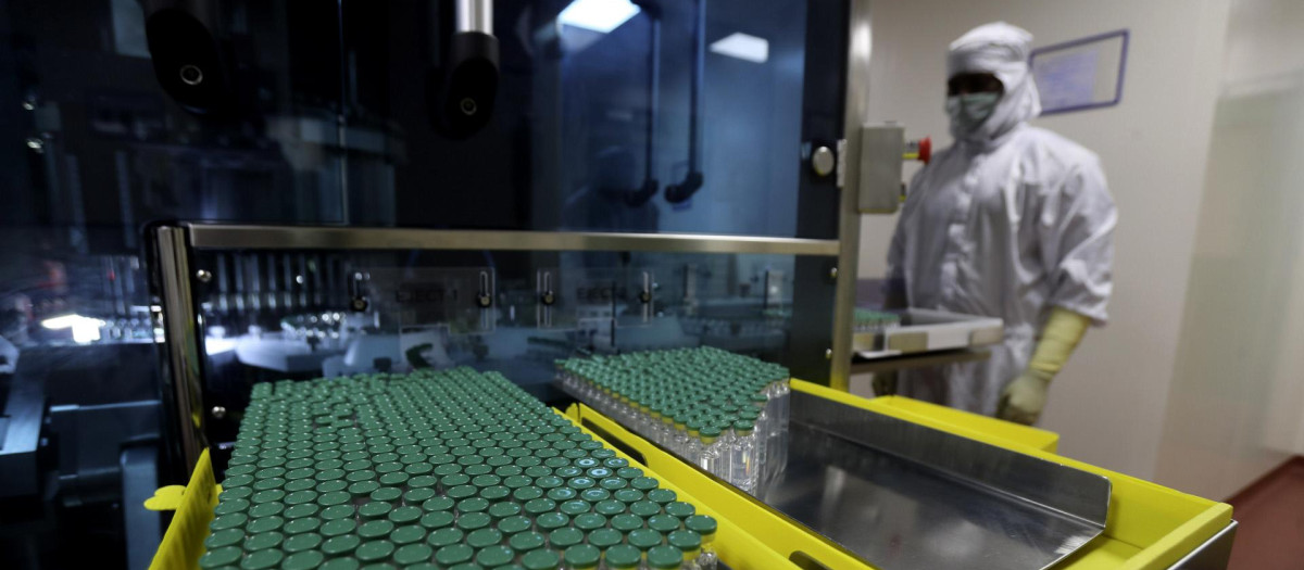 Viales de una vacuna contra la COVID-19 en un laboratorio