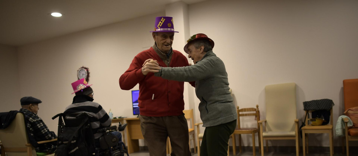 Dos ancianos bailan en una residencia