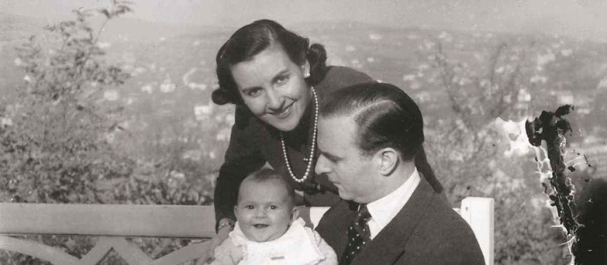Ángel Sanz Briz junto a su esposa, Adela Quijano, y la pequeña Adela en Budapest