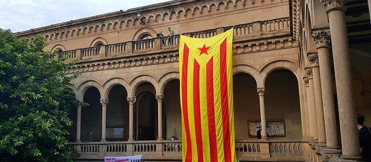 Una estelada en la Universidad de Barcelona