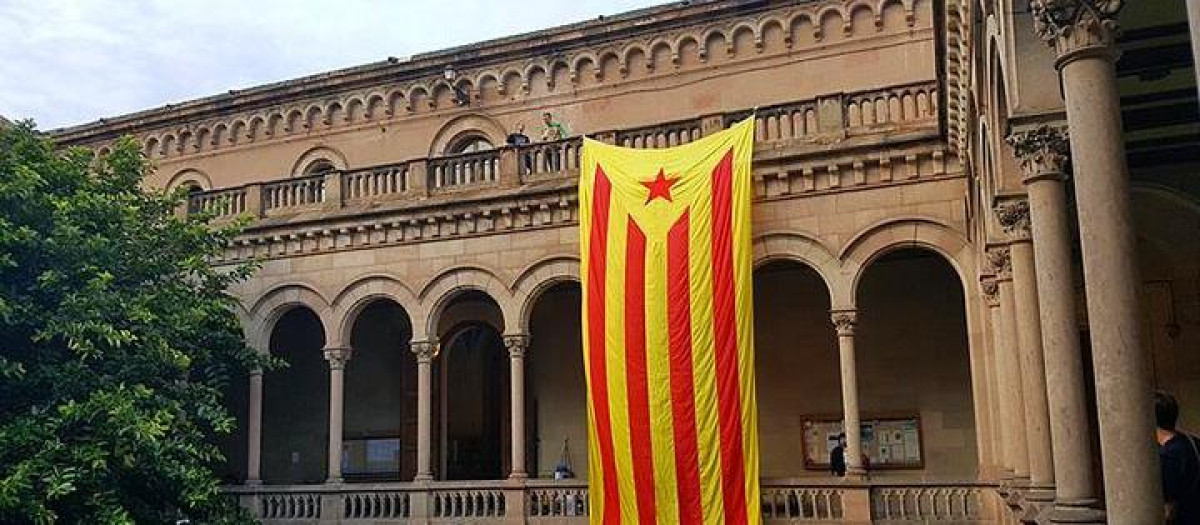 Una estelada en la Universidad de Barcelona
