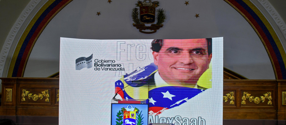 Imagen de Alexander Saab proyectada en una pantalla en la asamblea chavista, en Caracas