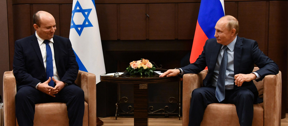El presidente ruso, Vladimir Putin (Iz) y el primer ministro israelí, Naftali Bennett, en Sochi, Rusia