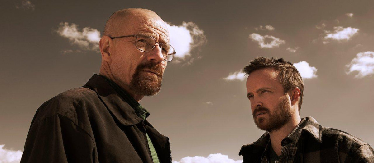 Breaking Bad (2008-2013)
Tampoco puede considerarse una sorpresa la inclusión en la lista de Breaking Bad, una serie acostumbrada también a figurar entre las mejores series del siglo XXI. Bryan Cranston y su sólida interpretación de Walter White tienen buena parte de culpa de que sea así