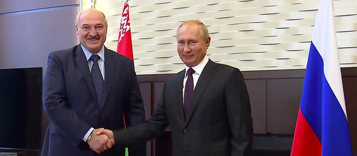 El presidente Vladimir Putin, a la derecha, y el presidente bielorruso Alexander Lukashenko