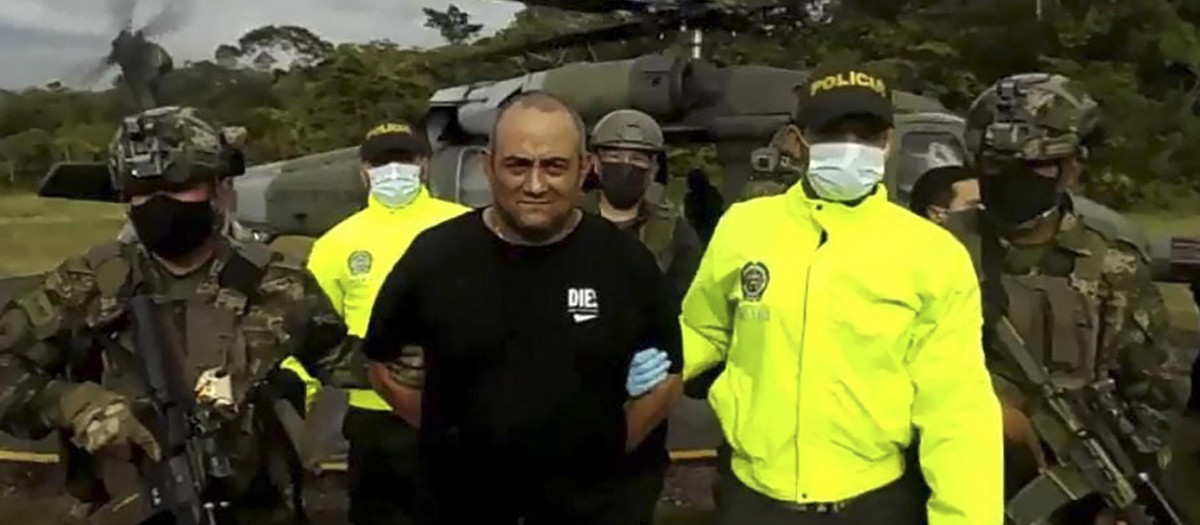 Miembros del Ejército y la policía colombianos escoltando al narcotraficante más buscado de Colombia, Dairo Antonio Usuga (C) -alias 'Otoniel'-