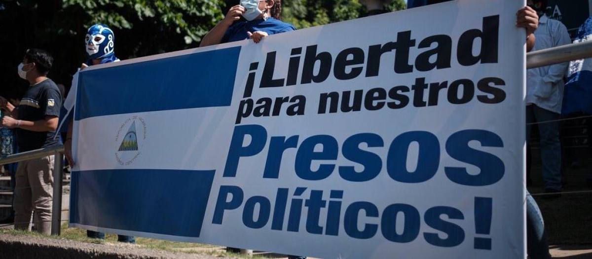 Manifestantes exigiendo liberación de presos políticos.