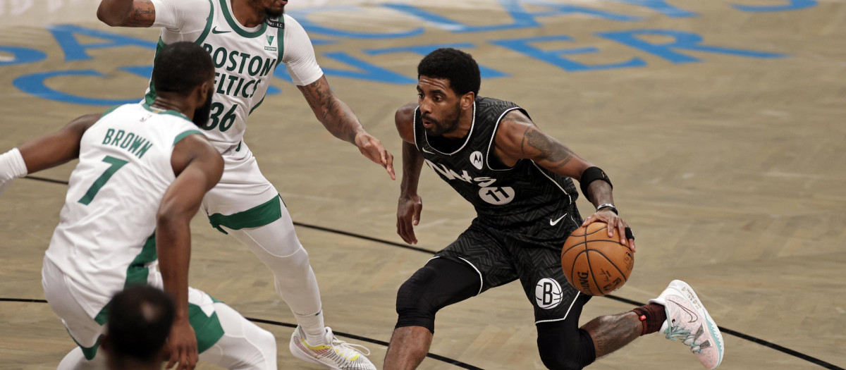 Aficionados del negacionista Kyrie Irving, estrella de los Nets, protestan por que esté apartado