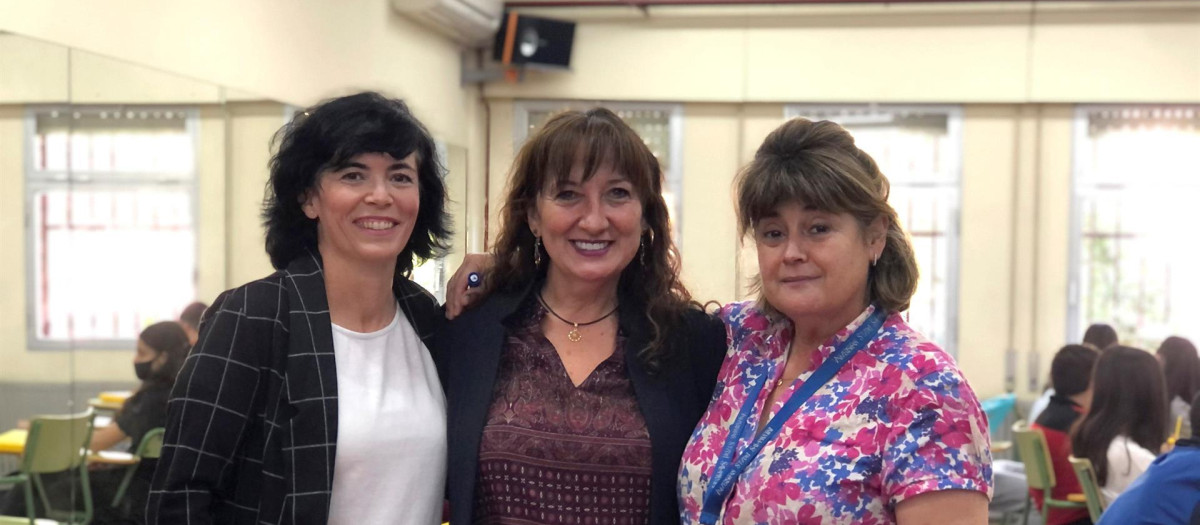 La jefa de estudios del IES Julio Verne de Leganés Ana Hernández, Rosa Fernández, profesora de Música, y Charo Trujillano, profesora de Geografía e Historia