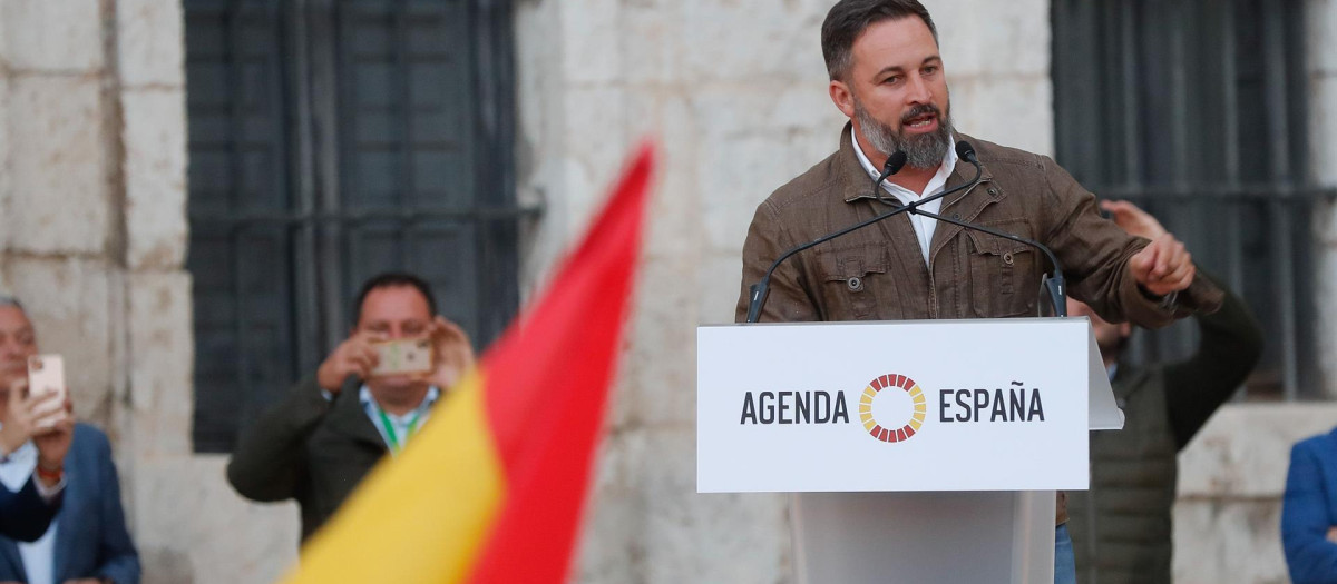 Abascal avisa a Casado: no gobernará con los votos de Vox si sigue como ...