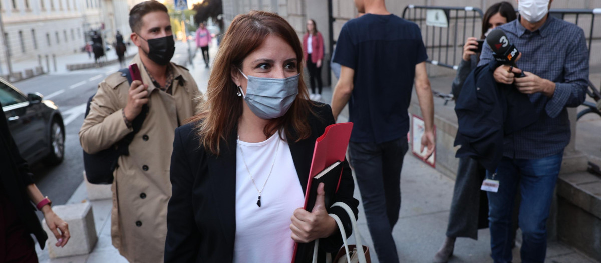 Adriana Lastra a su llegada al Congreso.