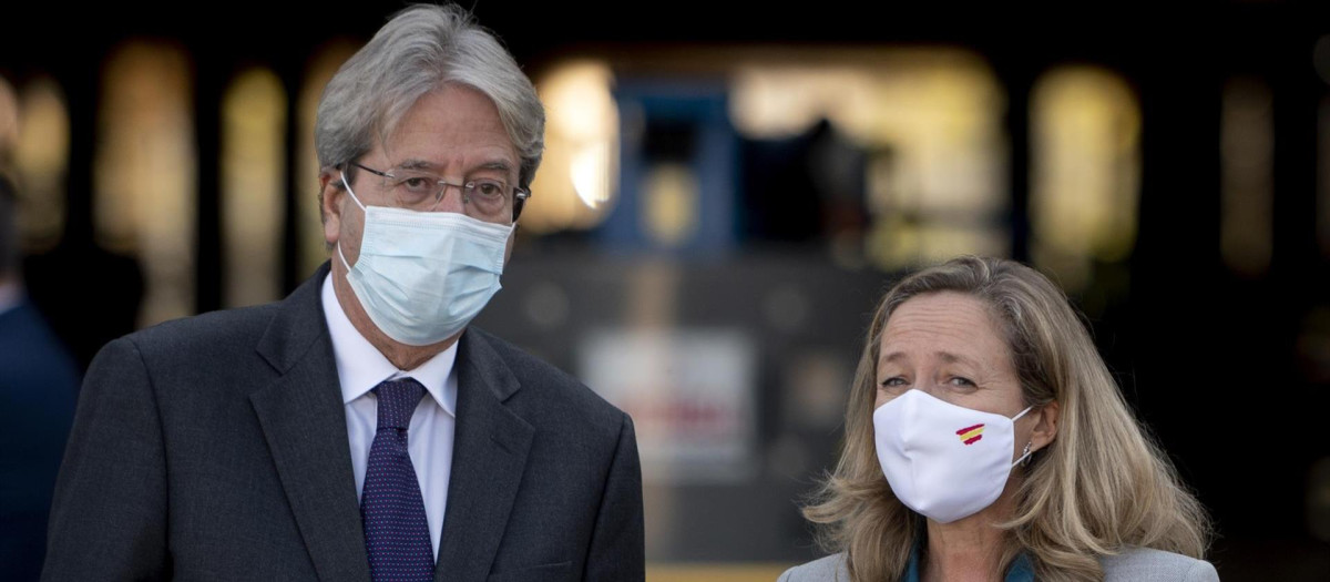 El comisario europeo de Economía, Paolo Gentiloni, junto a Nadia Calviño