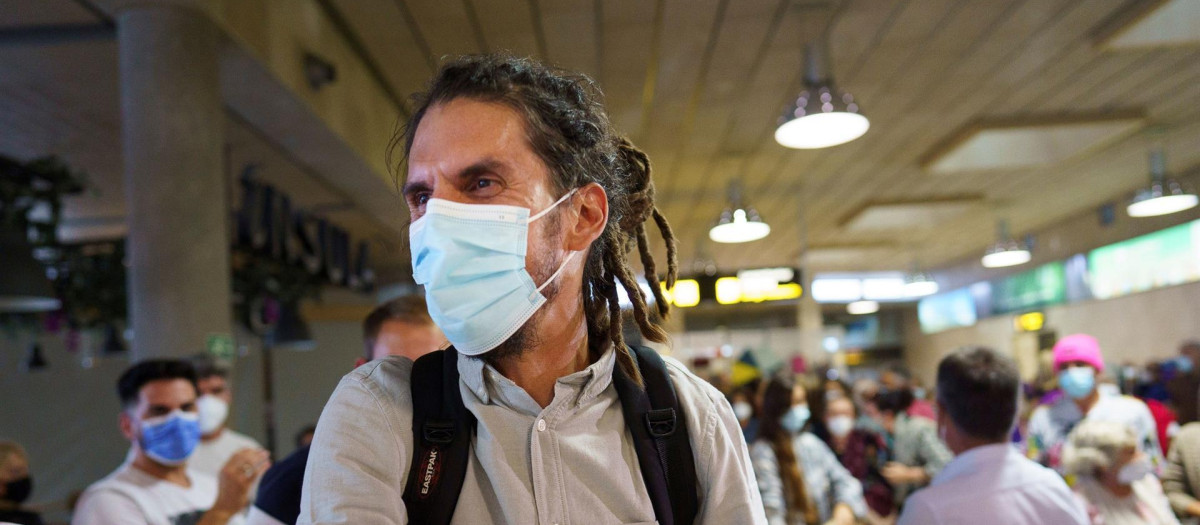 El diputado de Unidas Podemos, Alberto Rodríguez, en la terminal del aeropuerto Tenerife Norte