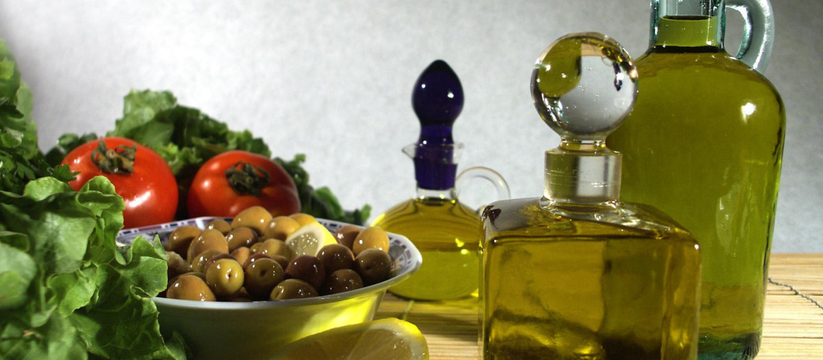 El aceite de oliva se obtiene del fruto del olivo y es parte de nuestra gastronomía
